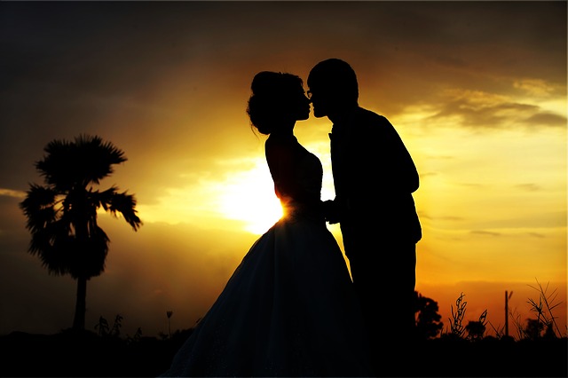 Svatební polibek při západu slunce