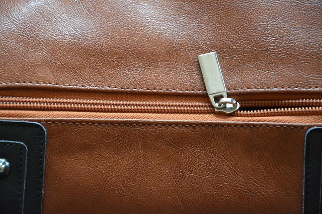 Detail zipu kožené hnědé kabelky